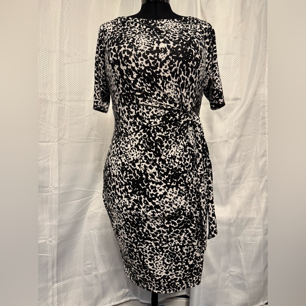 Ann Taylor Black and White Patterned Dress. Size Petite Medium